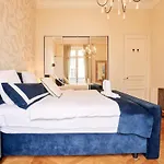Spacious Flat - Champs Elysees Apartment