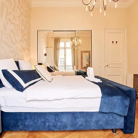 Spacious Flat - Champs Elysees Apartment