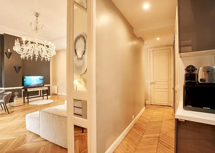 Spacious Flat - Champs Elysees