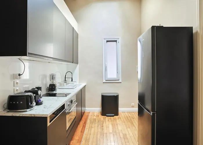 Spacious Flat - Champs Elysees Apartment *