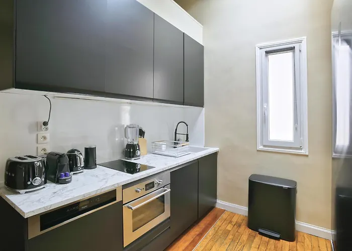 Spacious Flat - Champs Elysees Apartment Paris