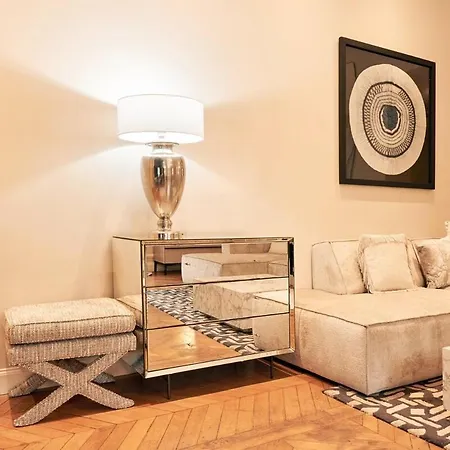 Spacious Flat - Champs Elysees Apartment *