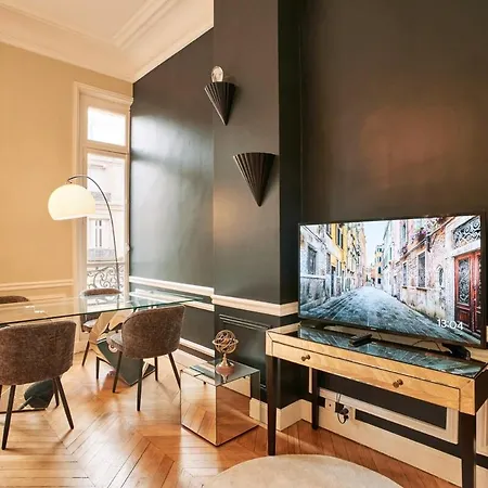 Spacious Flat - Champs Elysees Paris